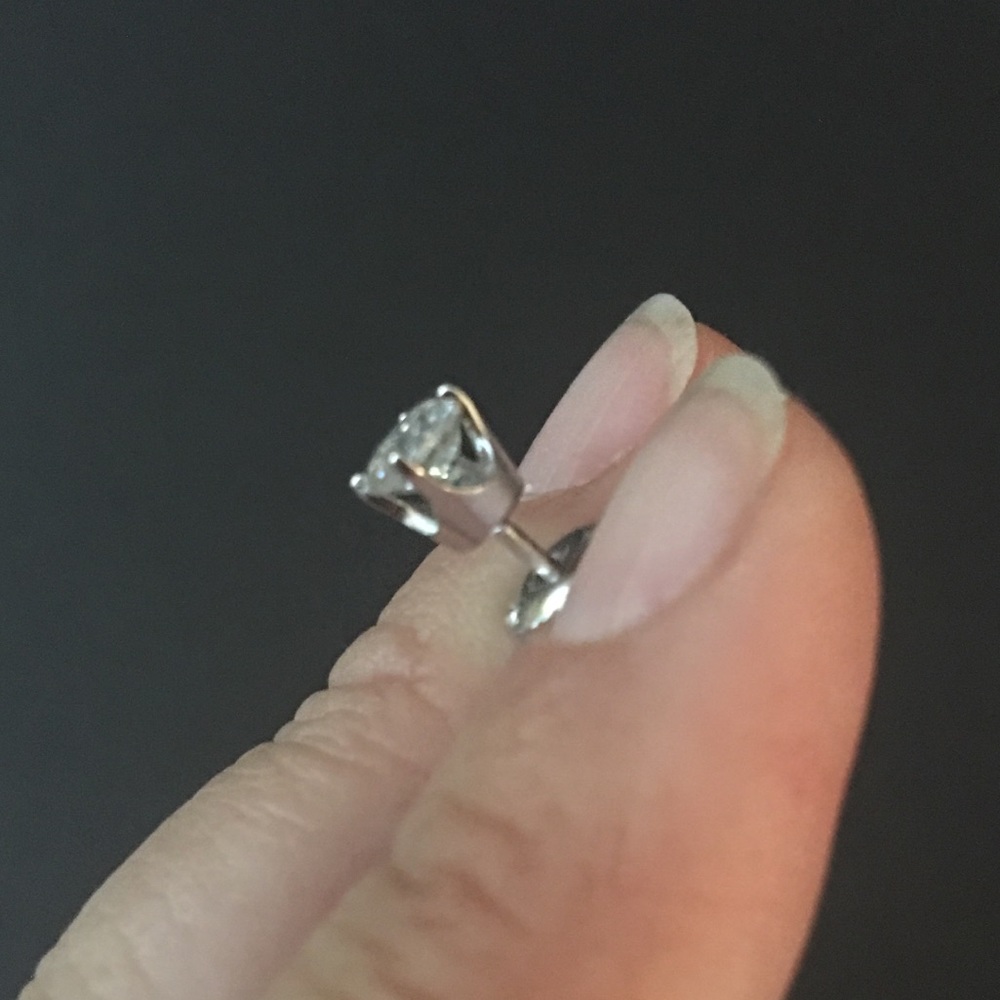 SINGLE Diamond stud earring